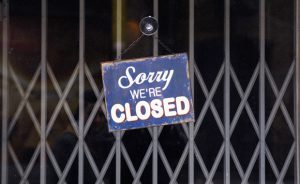 Украинские банки сотнями закрывают свои отделения