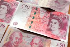 Британский фунт стал худшей валютой октября
