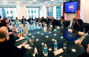 Звоните в любое время: Трамп встретился с главами Apple и Amazon