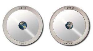 В Латвии выпустили прозрачную монету с Землей