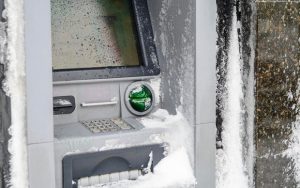 Украинцы остались без налички из-за мороза