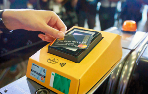 Бесконтакт в метро: пассажири активно платят бесконтактно