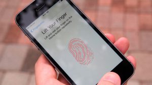 Количество биометрических смартфонов удвоится за год