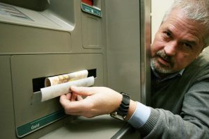 Мошенники стали реже “перехватывать” наличные в банкоматах