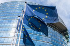 В ЕС намерены наложить ограничения на наличку и криптовалюты
