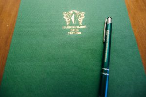 НБУ будет ограничивать инвестиции украинцев в РФ