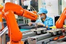 Китайская компания заменила 90% сотрудников роботами: что из этого вышло
