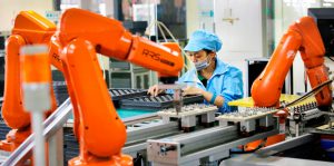 Китайская компания заменила 90% сотрудников роботами: что из этого вышло