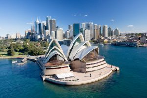 Карты впервые стали популярнее наличных на целом континенте