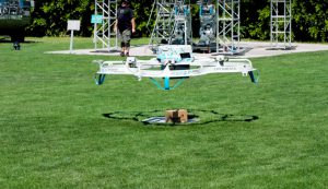 Amazon впервые протестировала доставку дроном в общественном месте в США