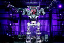 Глава Amazon протестировал огромного человекоподобного робота