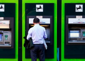 Еще несколько банков сократят сотрудников и закроют отделения