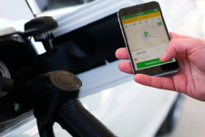 Не выходя из машины: WOG и Mastercard позволяют оплатить бензин в один клик