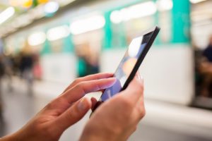 Украинцы стали чаще оплачивать коммуналку смартфонами