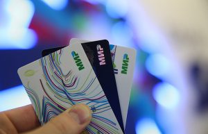 Россиян принудительно переведут на карты МИР