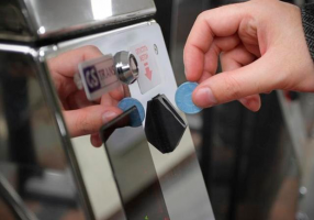 В Киеве на нескольких станциях метро перестанут принимать жетоны