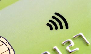 Боятся, но платят: как британцы относятся к бесконтактным картам