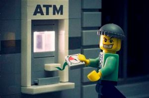 В Киеве взломали банкомат и заставили непрерывно выдавать деньги