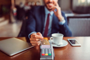 Потребители стали чаще расплачиваться пластиковыми картами