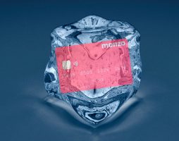 Цифровой банк Monzo замораживает счета клиентов: в чем проблема