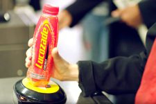 Пей и плати: в метро Лондона можно рассчитаться за проезд бутылкой