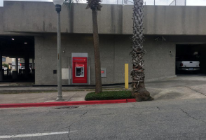 Рабочий застрял внутри банкомата и выбрался благодаря слоту для чеков