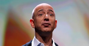 Безос за сутки потерял звание самого богатого человека в мире