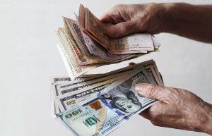 Украинцы не доверяют валюту банкам