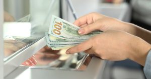 Нацбанк снял ограничения на выдачу валюты вкладчикам