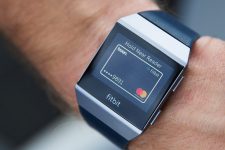 Вместо кошелька: Fitbit представила смарт-часы с опцией платежей
