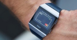 Вместо кошелька: Fitbit представила смарт-часы с опцией платежей