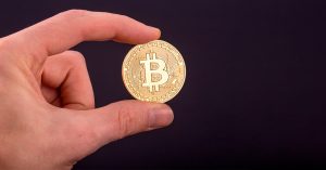 Глава крупнейшего банка США назвал биткоин мошенничеством