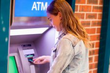 Крупнейшие банки одной из стран отменили комиссию за снятие денег в банкоматах