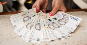 Фальшивые доллары и гривны: какие купюры чаще всего подделывают в Украине