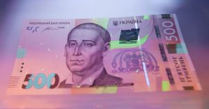 Фальшивомонетчиков поймали с поличным в одном из киевских банков