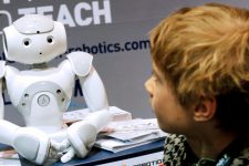 Роботы смогут заменить учителей уже через 10 лет