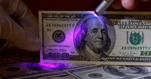 Украину заполонили фальшивые доллары высокого качества — НБУ