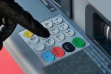 ПриватБанк и киберполиция задержали банкоматного мошенника