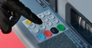 ПриватБанк и киберполиция задержали банкоматного мошенника