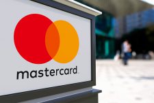 Mastercard закрывает доступ к некоторым криптовалютным картам
