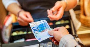 Карты или банкноты: исследование показало, как платят европейцы