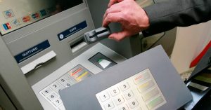 В Киеве банду скиммеров задержали с поличным