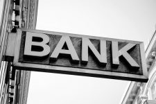 Еще один украинский банк лишили лицензии