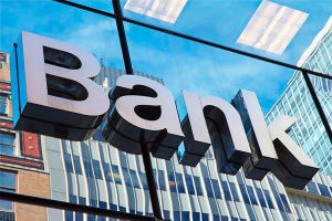 В украинских банках за год стало меньше бесплатных услуг