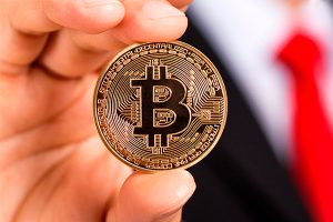 Украинцы все чаще получают зарплату в биткоинах