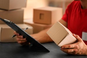 Затратно и неэффективно: Укрпошта об ограничениях на посылки из-за рубежа