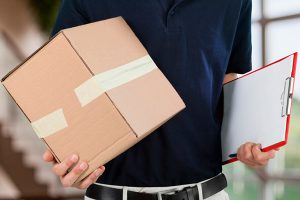 Укрпошта и Нова пошта сообщили о трудностях в доставке посылок