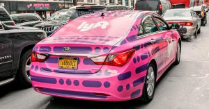 Популярная служба такси будет давать самокаты напрокат