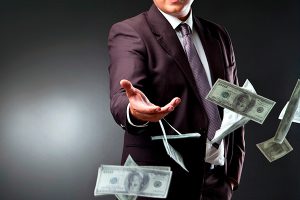 Украинцы сдают в обменники миллионы долларов