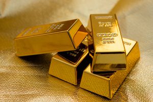 Вместо долларов и евро: украинцы покупают золото килограммами